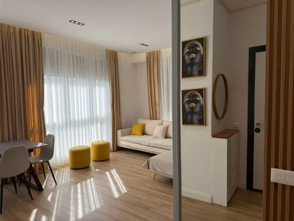 Tirane, jepet me qera apartament 2+1+Ballkon , 950 € 