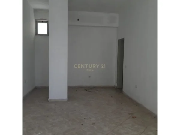 Tirane, shitet ambjent biznesi Kati 0, 33 m² 60.000 € (Shkolla e Bashkuar)