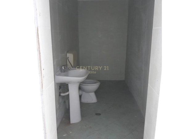 Tirane, shitet ambjent biznesi Kati 0, 33 m² 60.000 € (Shkolla e Bashkuar)