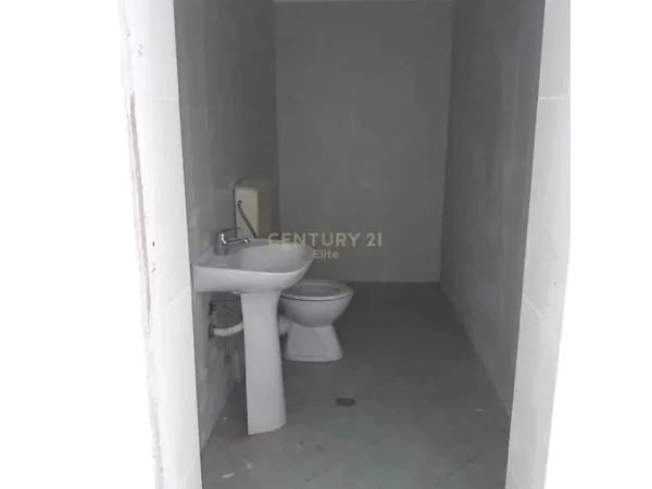 Tirane, shitet ambjent biznesi Kati 0, 33 m² 60.000 € (Shkolla e Bashkuar)