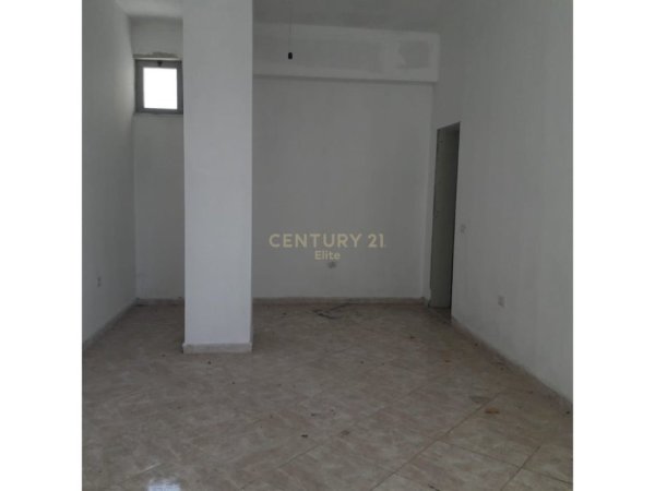 Tirane, shitet ambjent biznesi Kati 0, 33 m² 60.000 € (Shkolla e Bashkuar)
