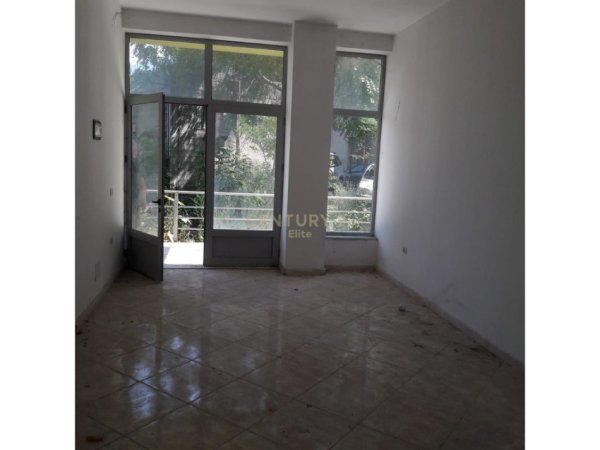 Tirane, shitet ambjent biznesi Kati 0, 33 m² 60.000 € (Shkolla e Bashkuar)