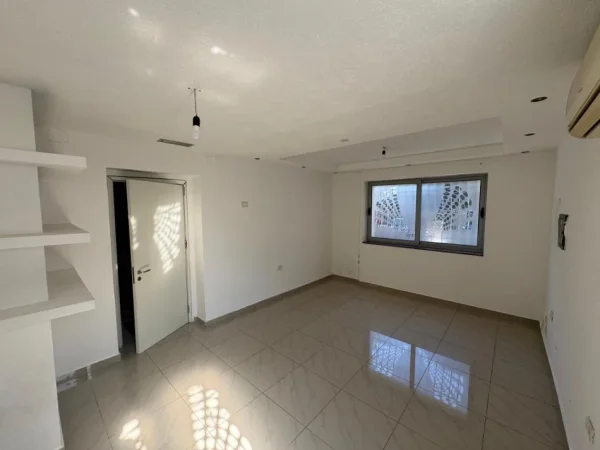 Tirane, jepet me qera zyre Kati 1, 100 m² 800 € (Rruga Mine Peza)