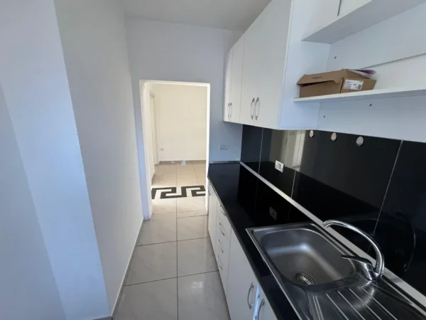 Tirane, jepet me qera zyre Kati 1, 100 m² 800 € (Rruga Mine Peza)