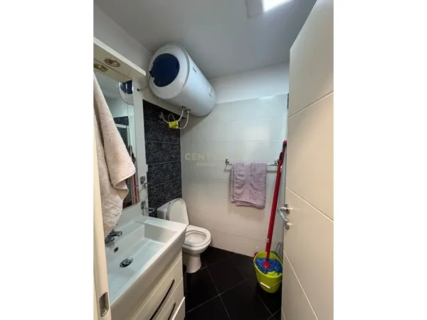 Tirane, jepet me qera apartament 1+1 Kati 6, 43 m² 500 € (Sheshi Skenderbej)