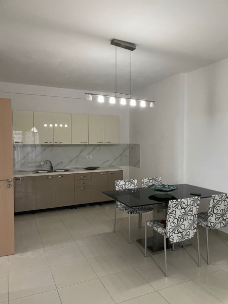 Tirane, jepet me qera apartament 3+1+Ballkon Kati 6, 600 € (Yzberisht,)