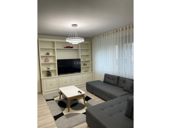 Tirane, jepet me qera apartament 1+1 Kati 8, 65 m² 1.000 € (Kompleksi Dinamo)