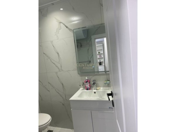 Tirane, jepet me qera apartament 1+1 Kati 8, 65 m² 1.000 € (Kompleksi Dinamo)