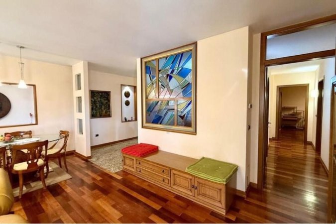 Tirane, jepet me qera apartament 3+1 Kati 5, 170 m² 1.400 € (RRUGA DONIKA KASTRIOTI - Blv Deshmoret e Kombit - Sheshi Skënderbej, Tiranë)