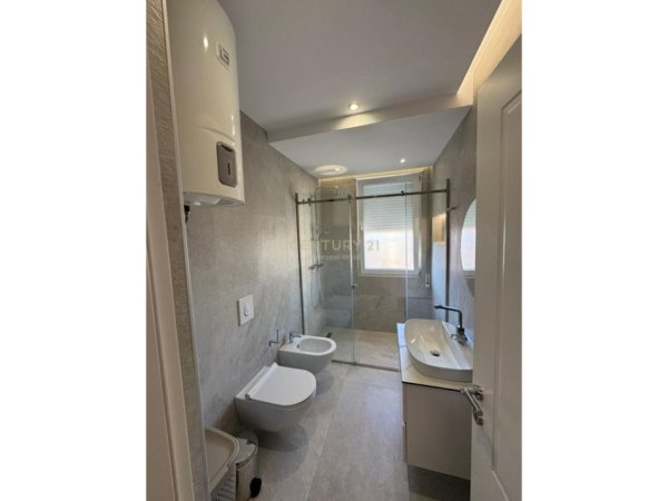 Tirane, jepet me qera apartament 2+1+Ballkon Kati 6, 111 m² 950 € (Tregu Elektrik)