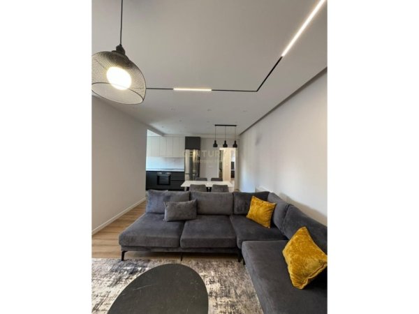 Tirane, jepet me qera apartament 2+1+Ballkon Kati 6, 111 m² 950 € (Tregu Elektrik)