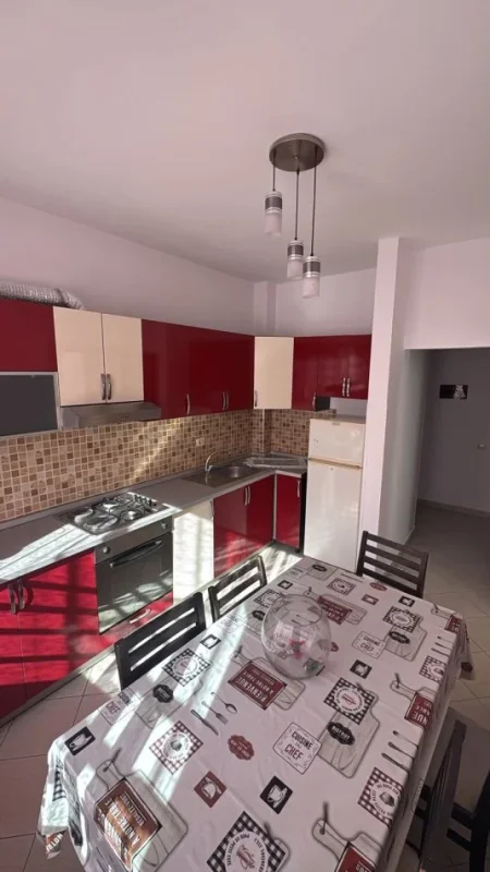 Tirane, jepet me qera apartament 2+1+Ballkon Kati 5, 80 m² 350 € (rruga Kasem Shima)