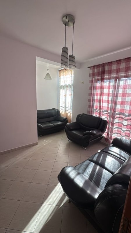 Tirane, jepet me qera apartament 2+1+Ballkon Kati 5, 80 m² 350 € (rruga Kasem Shima)