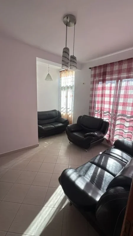 Tirane, jepet me qera apartament 2+1+Ballkon Kati 5, 80 m² 350 € (rruga Kasem Shima)