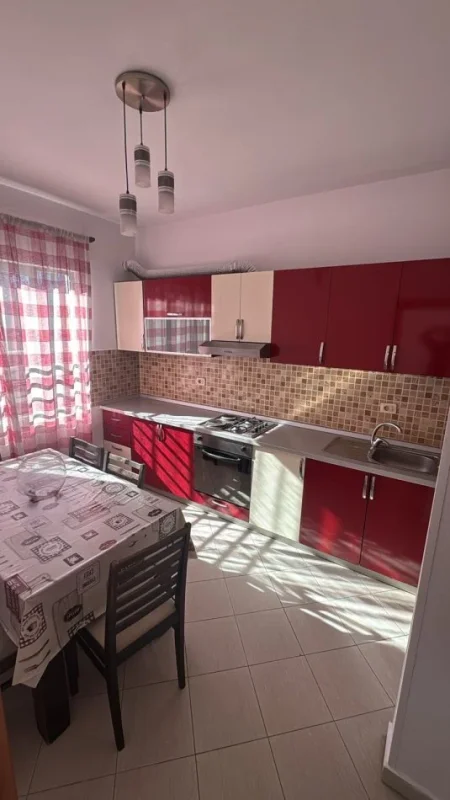 Tirane, jepet me qera apartament 2+1+Ballkon Kati 5, 80 m² 350 € (rruga Kasem Shima)