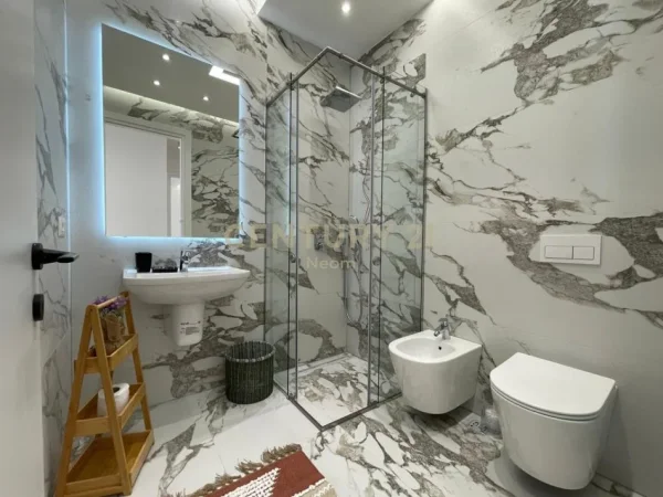 Tirane, jepet me qera apartament duplex 3+1+Aneks+Ballkon Kati 1, 193 m² 2.300 € (Forest Rezidenc)