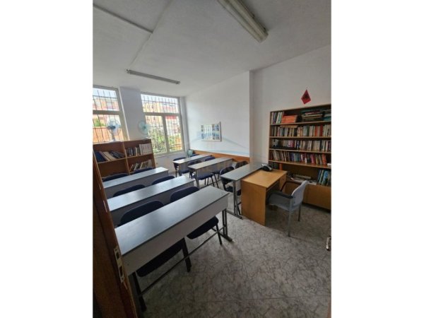 Tirane, jepet me qera ambjent biznesi Kati 2, 190 m² 1.300 € (Rruga Bardhyl)