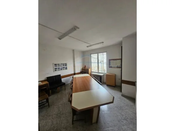 Tirane, jepet me qera ambjent biznesi Kati 2, 190 m² 1.300 € (Rruga Bardhyl)
