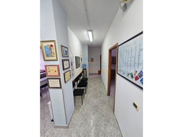 Tirane, jepet me qera ambjent biznesi Kati 2, 190 m² 1.300 € (Rruga Bardhyl)