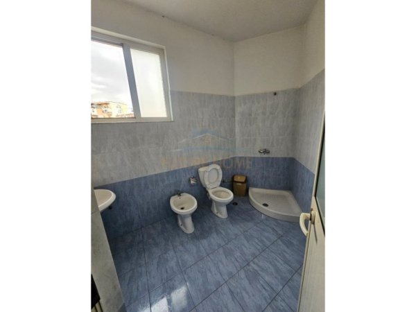 Tirane, jepet me qera ambjent biznesi Kati 2, 190 m² 1.300 € (Rruga Bardhyl)