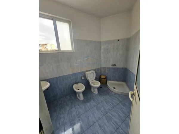 Tirane, jepet me qera ambjent biznesi Kati 2, 190 m² 1.300 € (Rruga Bardhyl)