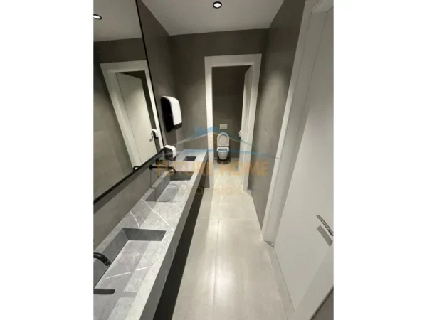 Tirane, jepet me qera zyre Kati 1, 332 m² 5.700 € 