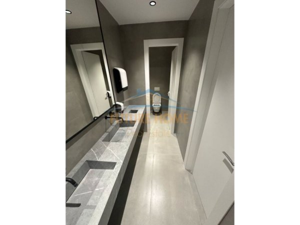 Tirane, jepet me qera zyre Kati 1, 332 m² 5.700 € 