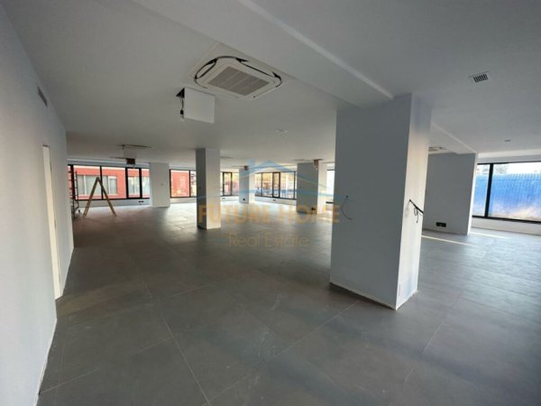 Tirane, jepet me qera zyre Kati 1, 332 m² 5.700 € 