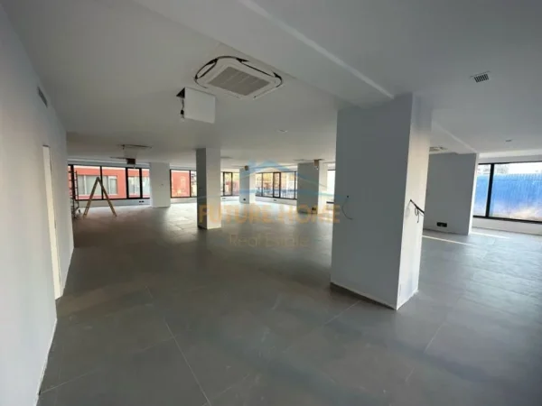 Tirane, jepet me qera zyre Kati 1, 332 m² 5.700 € 
