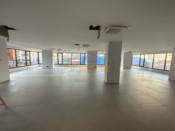 Tirane, jepet me qera zyre Kati 1, 332 m² 5.700 € 