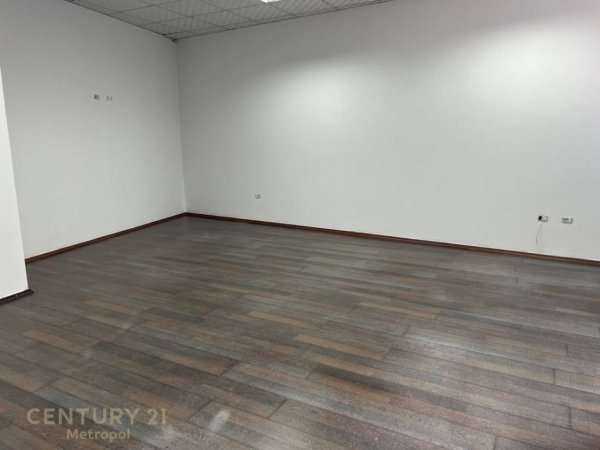 Tirane, jepet me qera zyre Kati 2, 200 m² 2.500 € (KOMUNA E PARISIT)