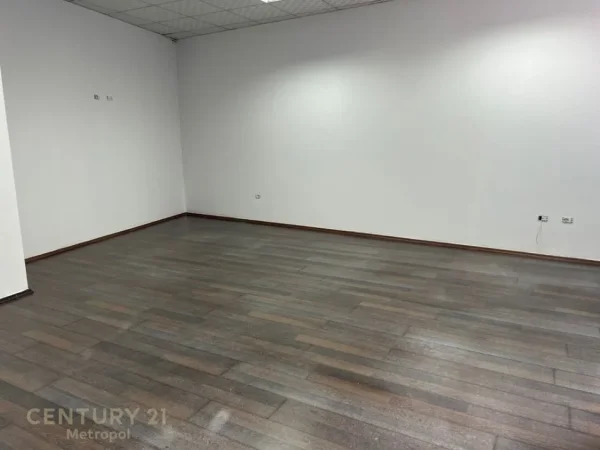 Tirane, jepet me qera zyre Kati 2, 200 m² 2.500 € (KOMUNA E PARISIT)