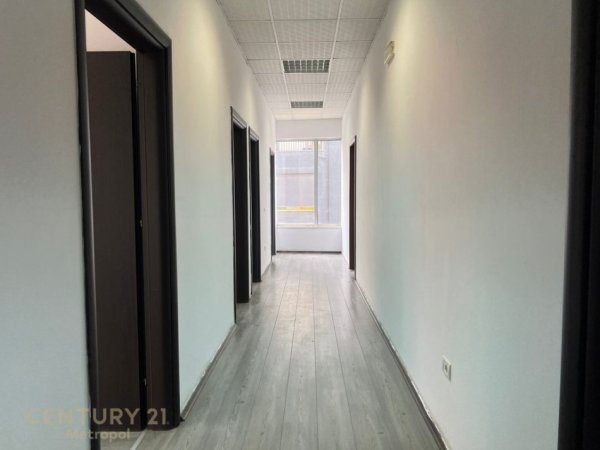 Tirane, jepet me qera zyre Kati 2, 200 m² 2.500 € (KOMUNA E PARISIT)