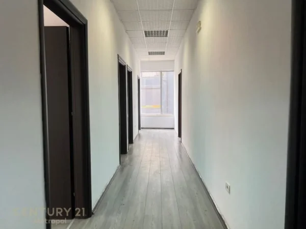 Tirane, jepet me qera zyre Kati 2, 200 m² 2.500 € (KOMUNA E PARISIT)