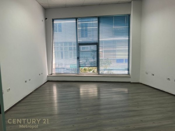 Tirane, jepet me qera zyre Kati 2, 200 m² 2.500 € (KOMUNA E PARISIT)