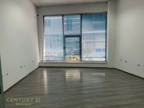 Tirane, jepet me qera zyre Kati 2, 200 m² 2.500 € (KOMUNA E PARISIT)