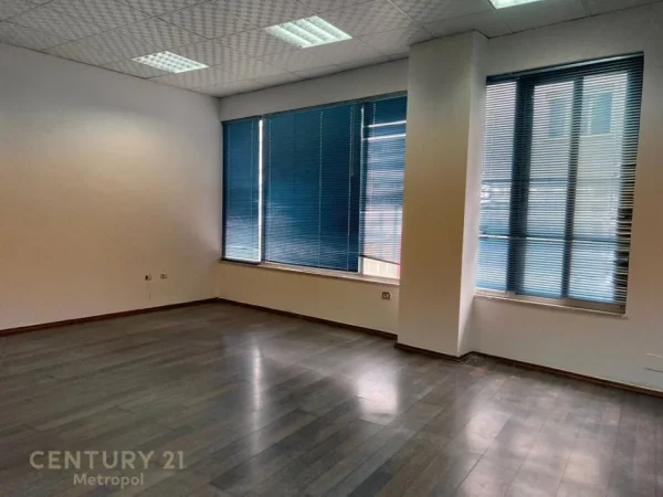 Tirane, jepet me qera zyre Kati 2, 200 m² 2.500 € (KOMUNA E PARISIT)