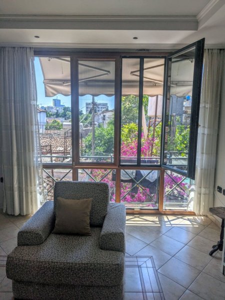 Tirane, jepet me qera apartament duplex 2+1 Kati 2, 550 €