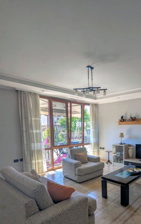 Tirane, jepet me qera apartament duplex 2+1 Kati 2, 550 €