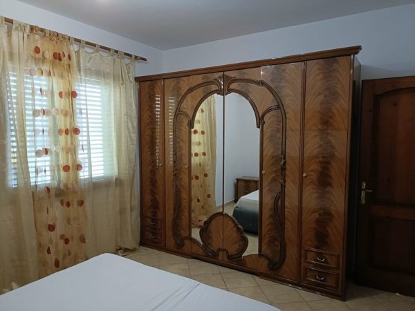 Tirane, jepet me qera apartament duplex 2+1 Kati 2, 550 €