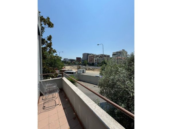 Tirane, jepet me qera ambjent biznesi , 365 m² 3.000 € (Pranë Fakultetit të Ekonomisë)