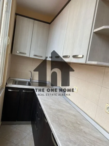 Tirane, jepet me qera zyre Kati 4, 60 m² 400 € (Tregu Elektrik)