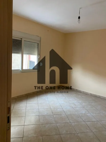 Tirane, jepet me qera zyre Kati 4, 60 m² 400 € (Tregu Elektrik)