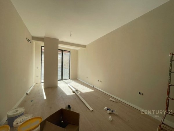 Tirane, jepet me qera ambjent biznesi Kati 1, 74 m² 650 € (Rruga Mine Peza)