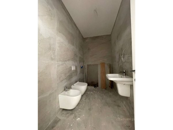 Tirane, jepet me qera ambjent biznesi Kati 1, 74 m² 650 € (Rruga Mine Peza)