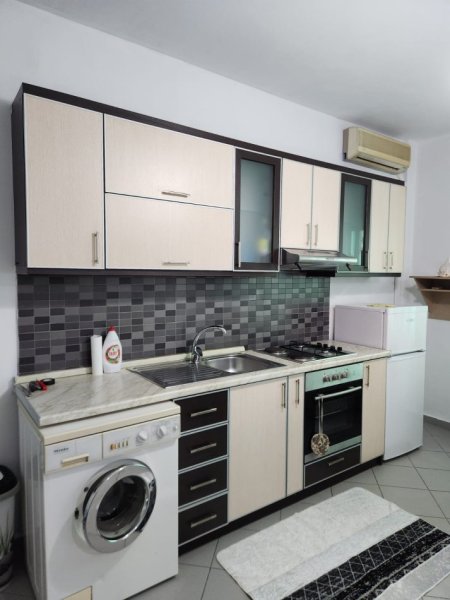 Tirane, jepet me qera garsonier Kati 3, 45 m² 370 € (Rruga e Durresit/Rr.Viktor Hygo)