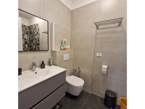 Tirane, jepet me qera apartament 2+1 Kati 1, 84 m² 900 € (Liqeni i Thate)