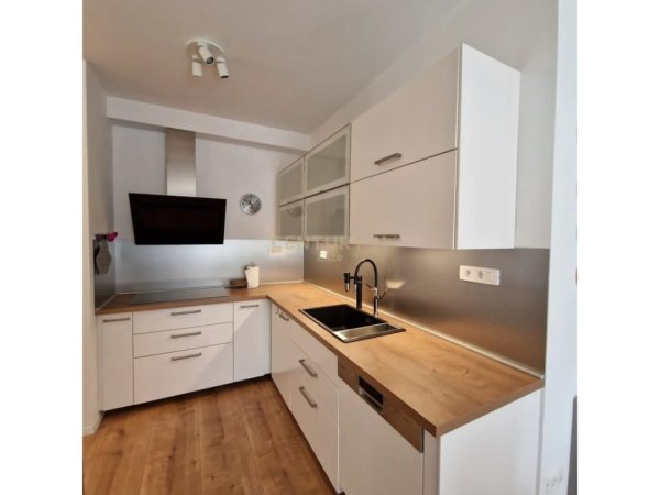 Tirane, jepet me qera apartament 2+1 Kati 1, 84 m² 900 € (Liqeni i Thate)