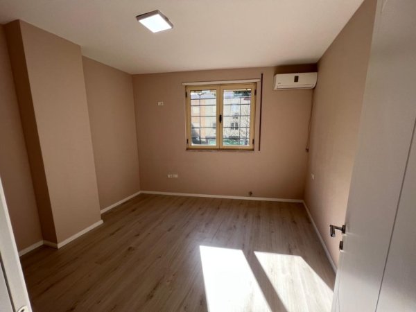 Tirane, jepet me qera ambjent biznesi , 116 m² 1.000 € (Kristal Center.)
