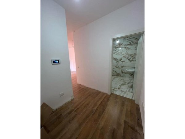 Tirane, jepet me qera apartament 1+1+Ballkon Kati 3, 80 m² 700 € (Rruga e Kavajes)
